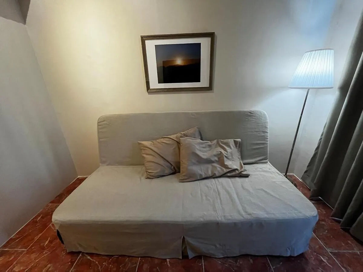 Burgos Circle - Parking, 200mbps net, & extra bed Apartment Manila