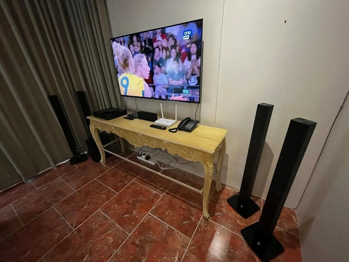 Burgos Circle - Parking, 200mbps net, & extra bed Apartment Manila Philippines