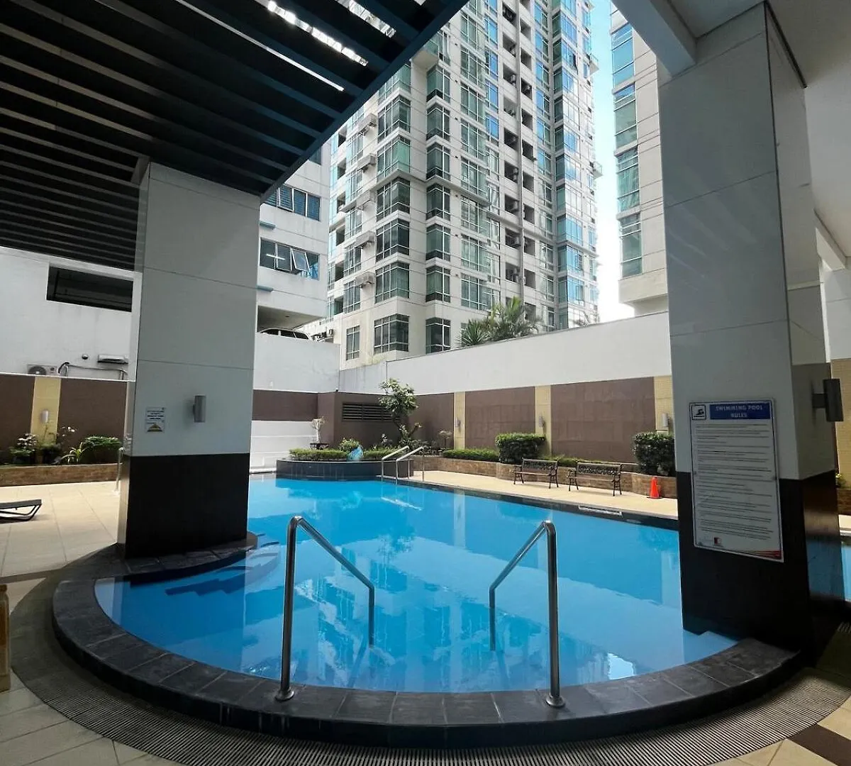 Burgos Circle - Parking, 200mbps net, & extra bed Apartment Manila