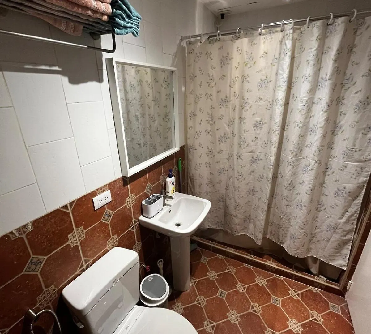 Burgos Circle - Parking, 200mbps net, & extra bed Apartment Manila