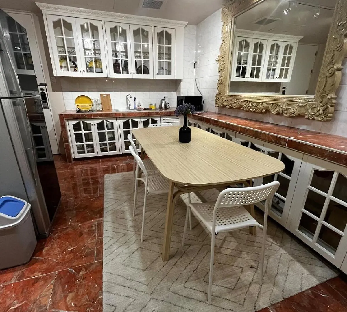 Burgos Circle - Parking, 200mbps net, & extra bed Apartment Manila
