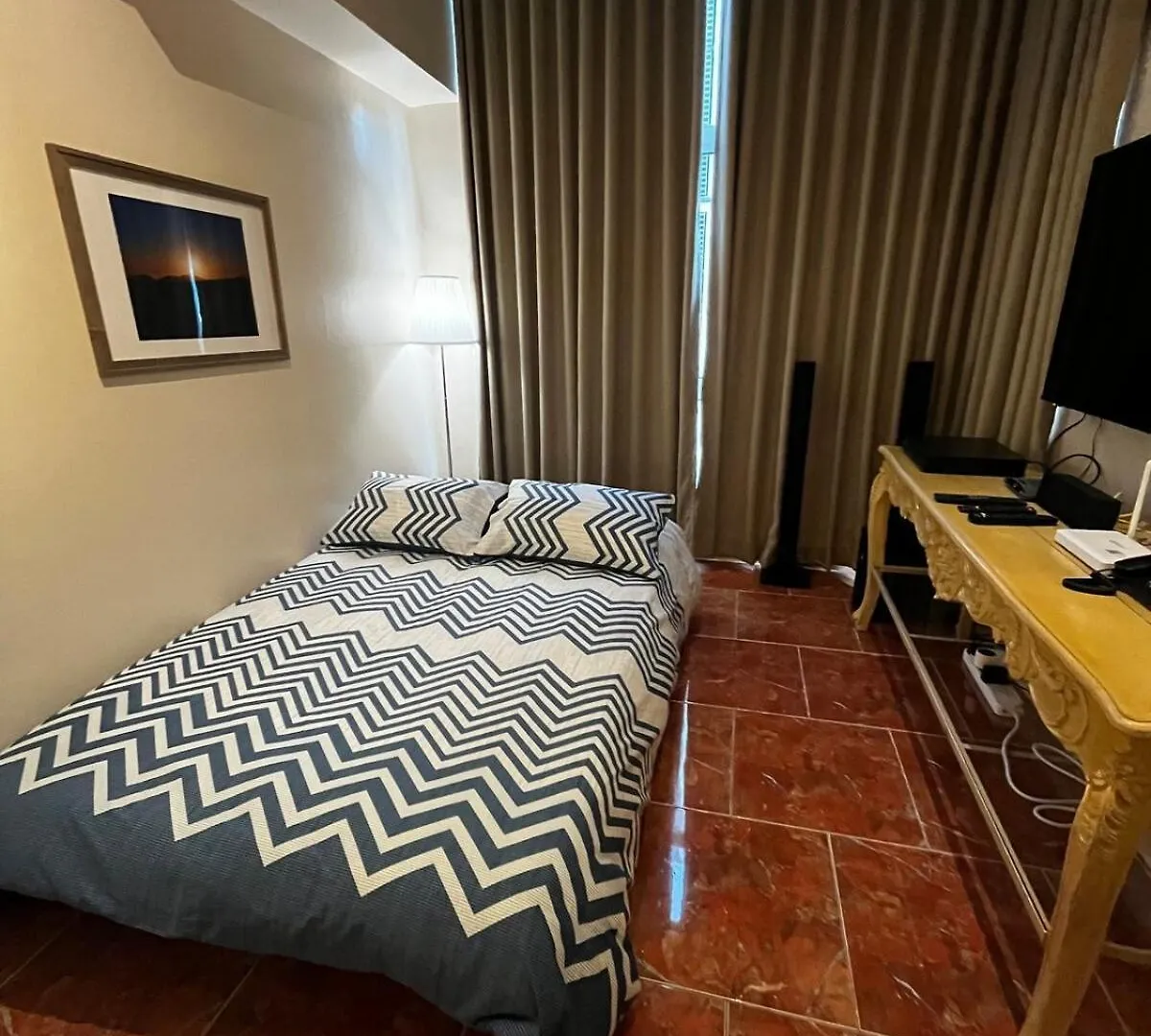 Burgos Circle - Parking, 200mbps net, & extra bed Apartment Manila