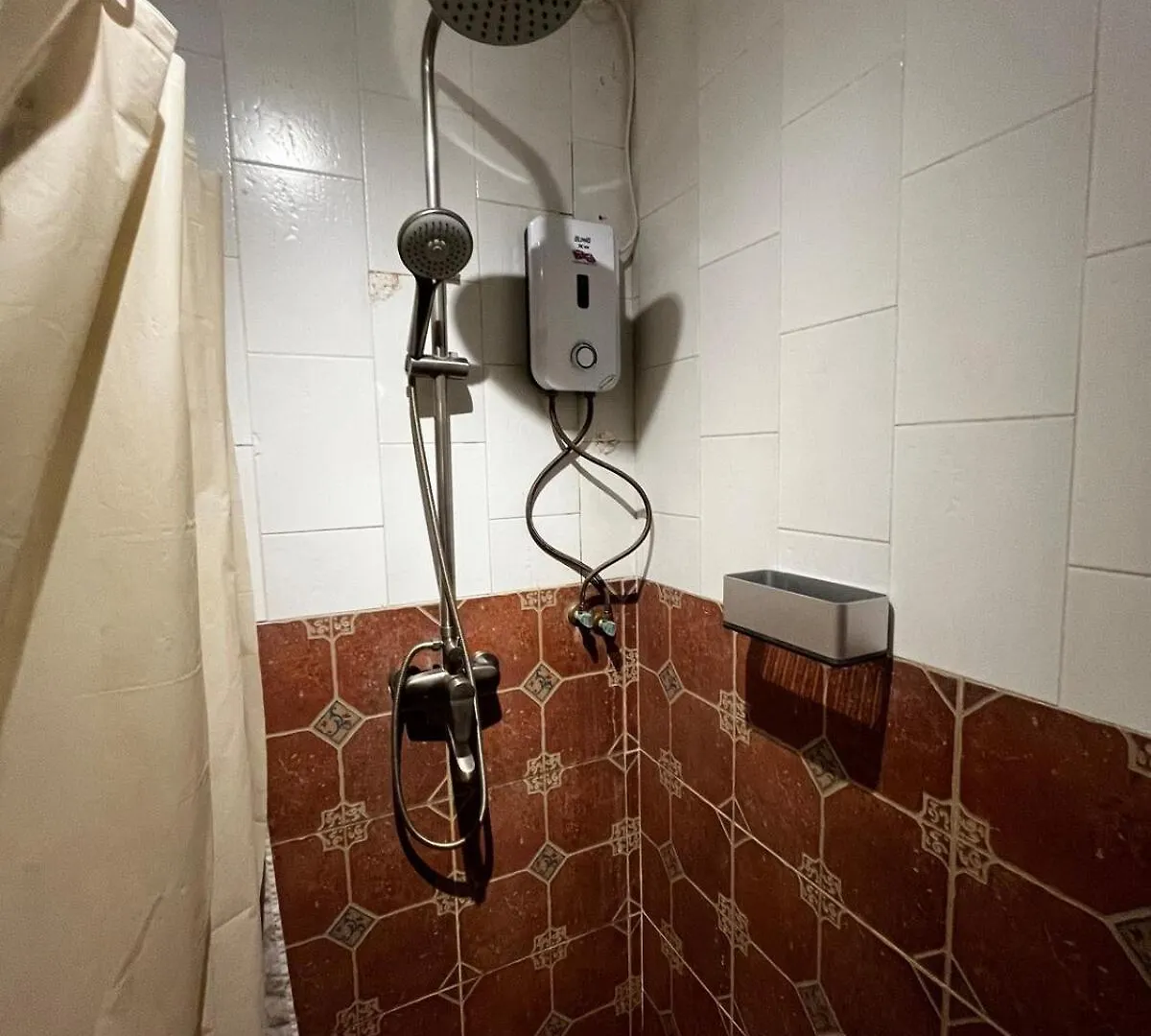 Burgos Circle - Parking, 200mbps net, & extra bed Apartment Manila