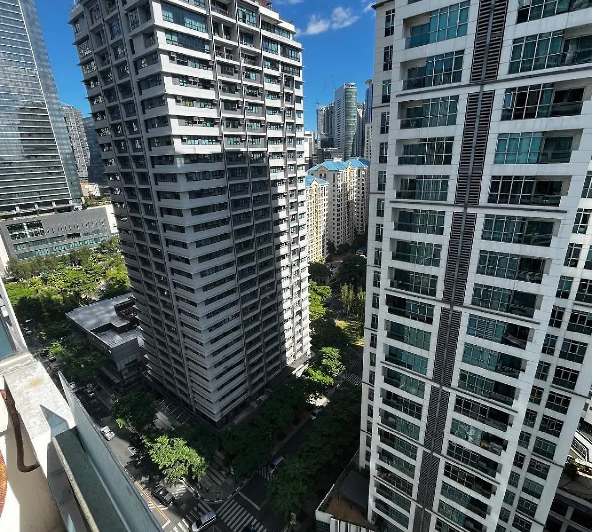 Burgos Circle - Parking, 200mbps net, & extra bed Apartment Manila Philippines